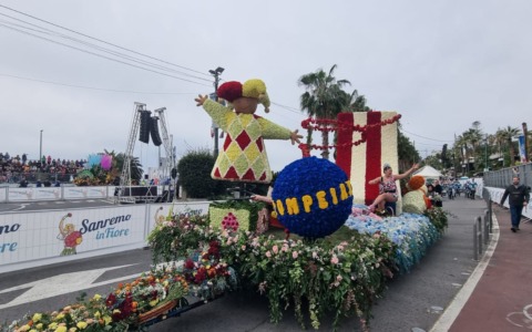 Corso Fiorito, polemica sul carro di Pompeiana: il sindaco Lanteri critica la giuria e poi si scusa