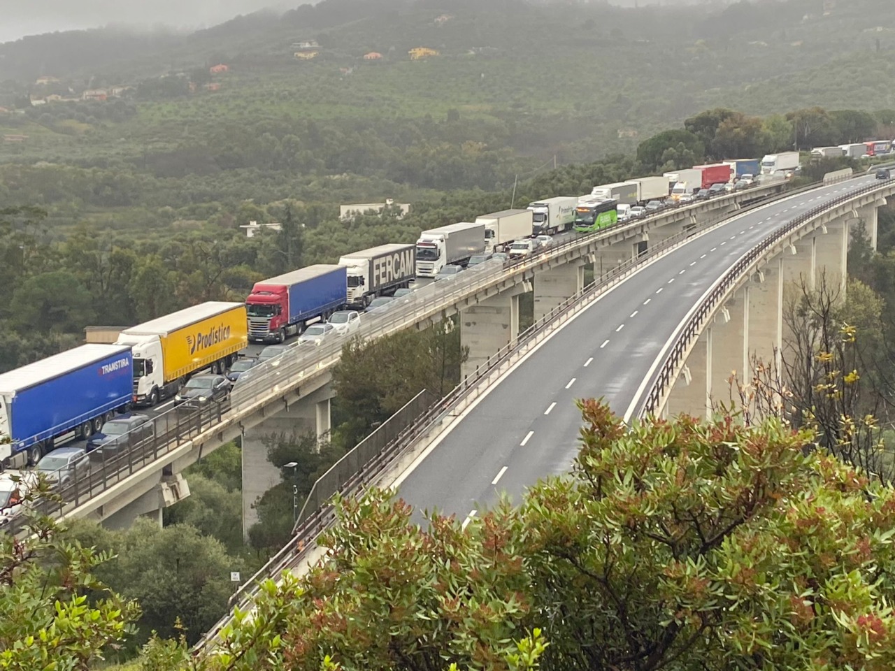 Scontro tra due auto e un mezzo pesante sull’A10 tra Imperia Est e San Bartolomeo: un ferito