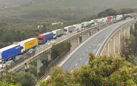 Scontro tra due auto e un mezzo pesante sull’A10 tra Imperia Est e San Bartolomeo: un ferito