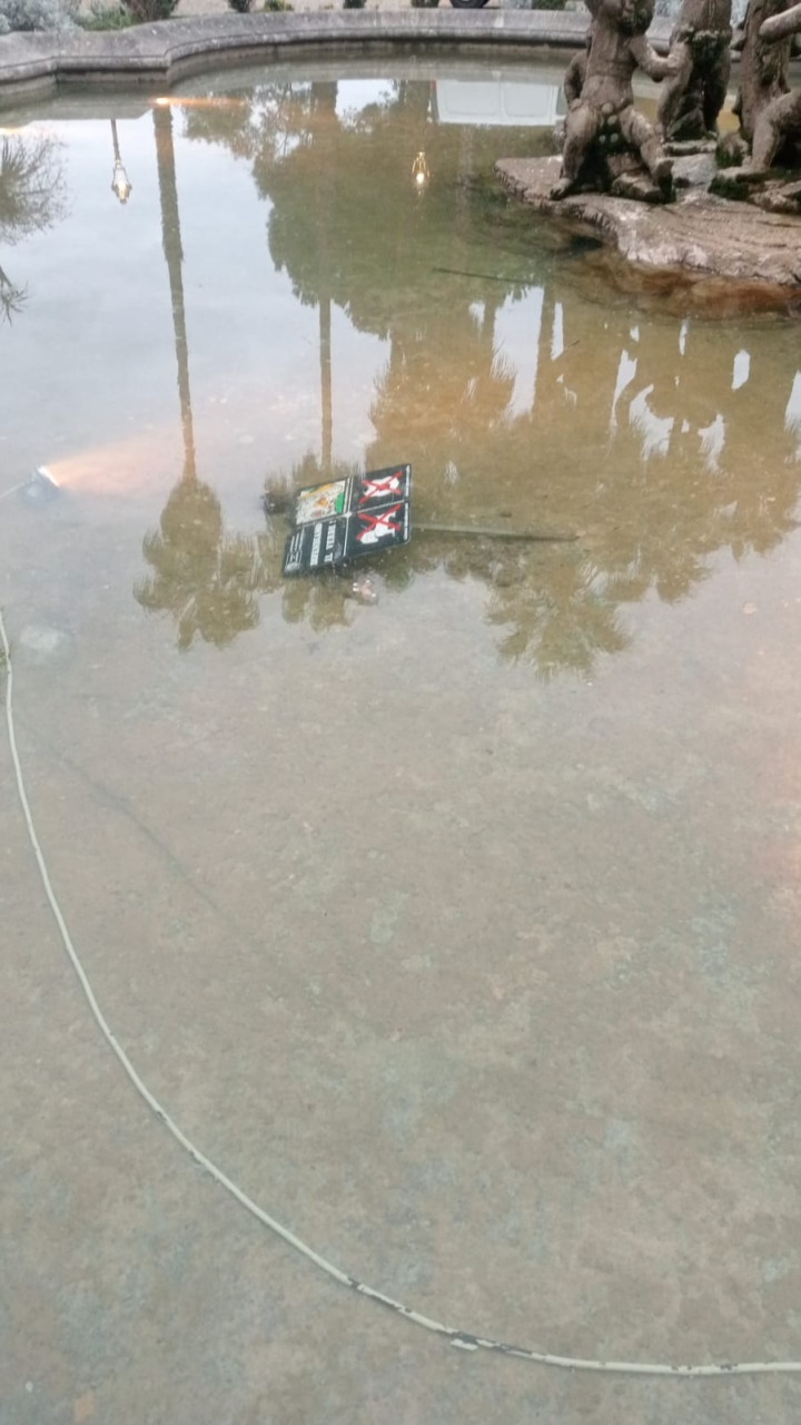 Atto vandalico alla fontana di Villa Ormond:  danneggiate le targhe botaniche