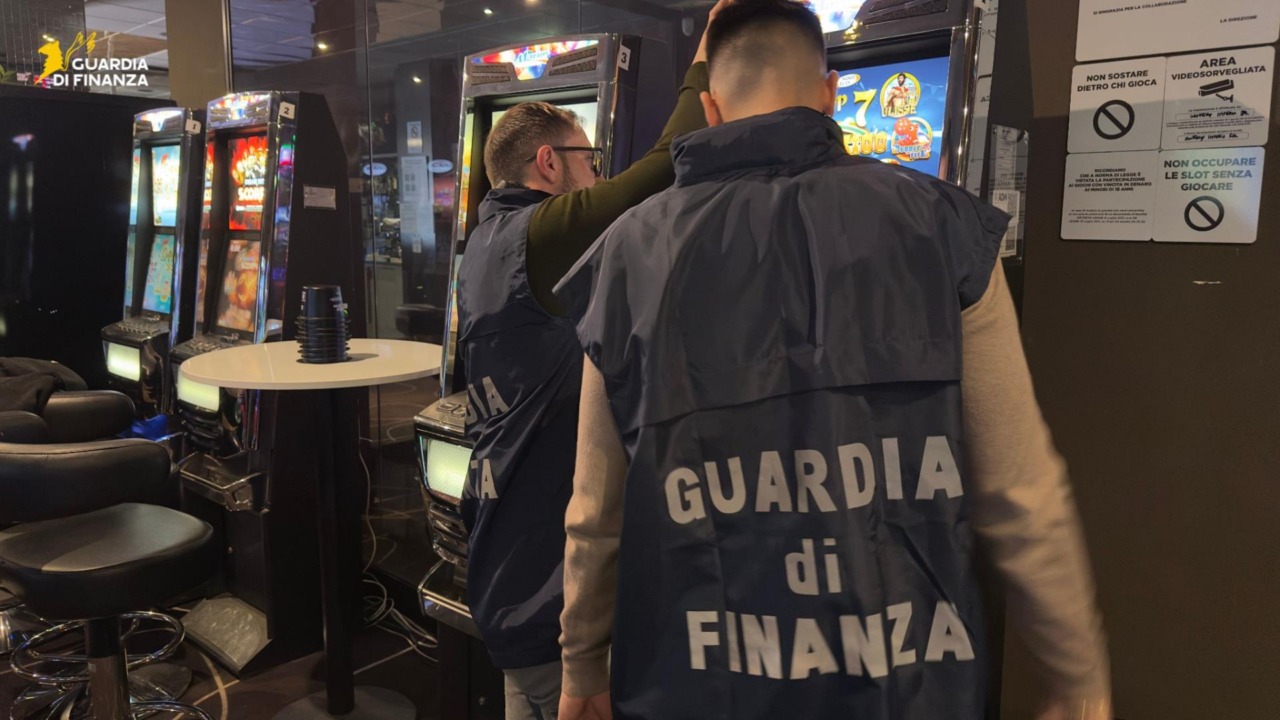 Contraffazione di apparecchi da gioco ed evasione: arrestato il “boss”, sequestrati beni per 2,5 milioni