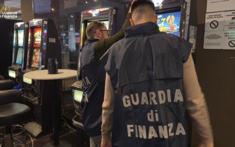 Contraffazione di apparecchi da gioco ed evasione: arrestato il “boss”, sequestrati beni per 2,5 milioni