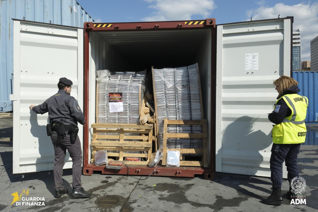 La Finanza sequestra oltre 300mila pacchetti di sigarette di contrabbando