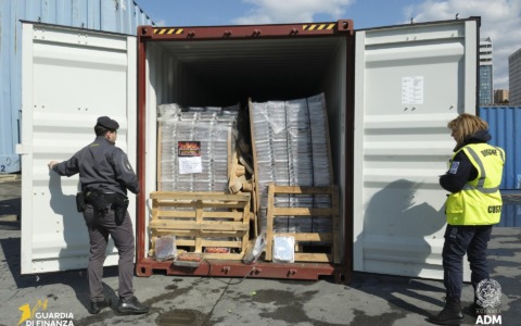 La Finanza sequestra oltre 300mila pacchetti di sigarette di contrabbando