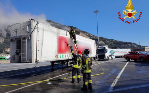 In fiamme il cassone di un tir all’autoporto di Ventimiglia
