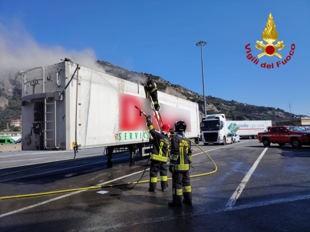 In fiamme il cassone di un tir all’autoporto di Ventimiglia