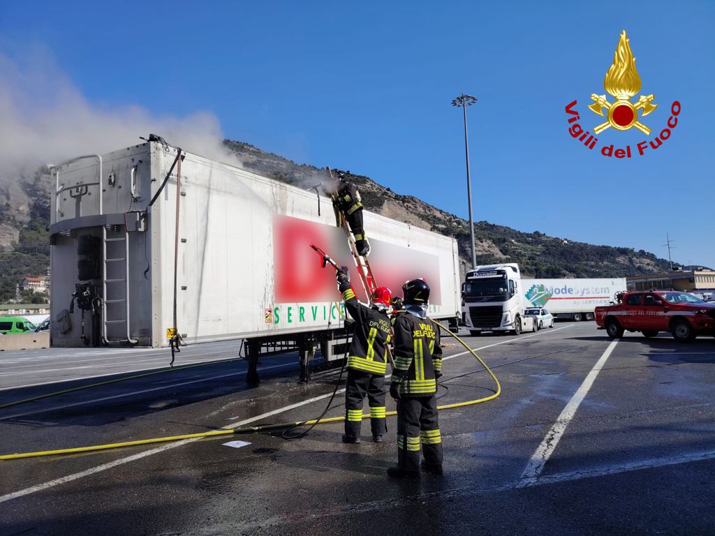 In fiamme il cassone di un tir all’autoporto di Ventimiglia