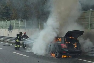 Auto in fiamme sull’Aurelia Bis a Sanremo