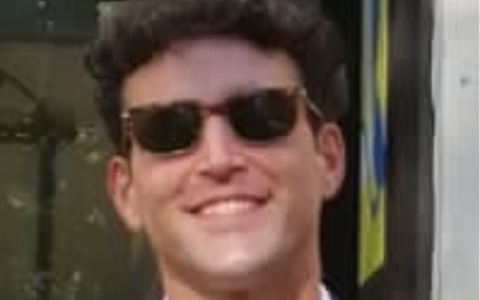 Confessa alla fidanzata un tradimento poi si getta dalla finestra dell’albergo