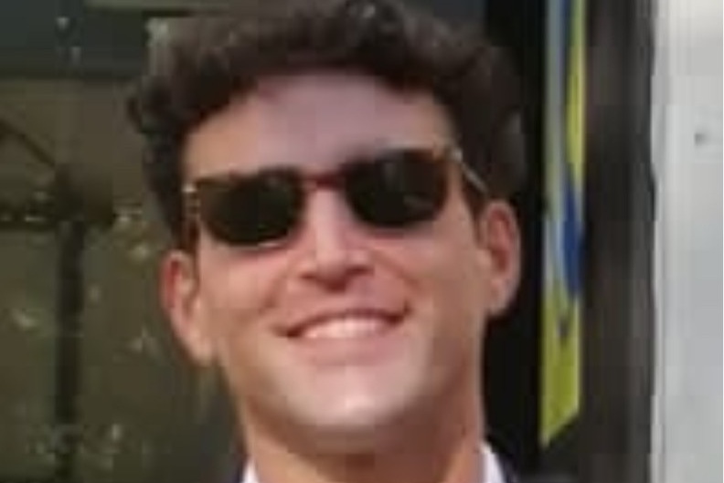 Confessa alla fidanzata un tradimento poi si getta dalla finestra dell’albergo