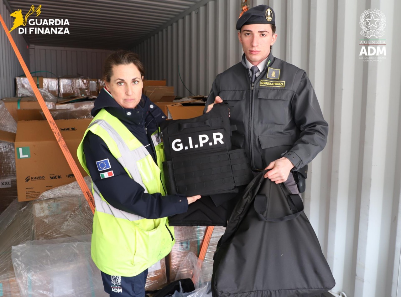 Sequestrati dalla Finanza oltre 50 tonnellate di materiale d’armamento