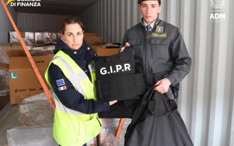 Sequestrati dalla Finanza oltre 50 tonnellate di materiale d’armamento