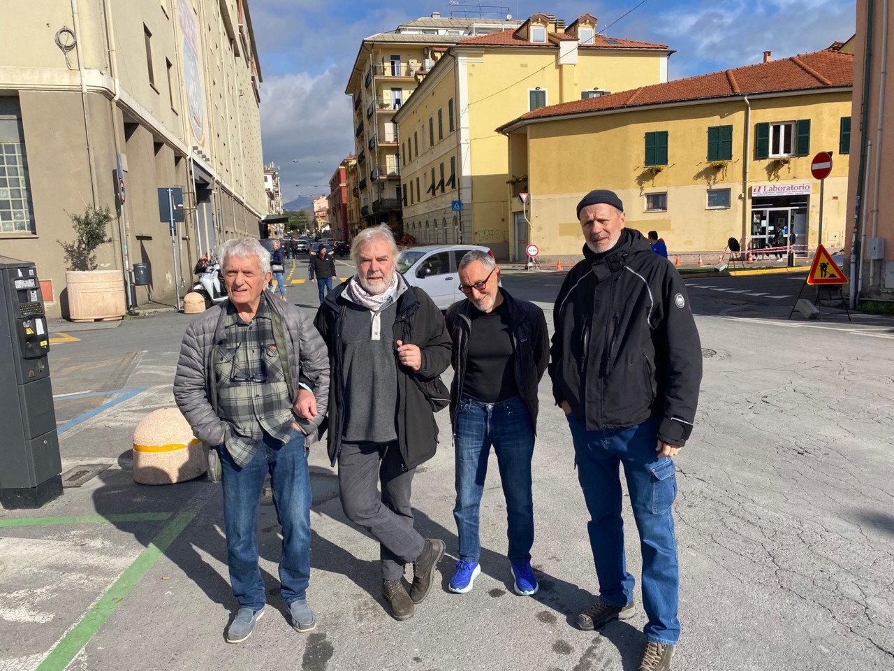 Protesta dei portuali della compagnia Maresca contro i lavori della ciclabile
