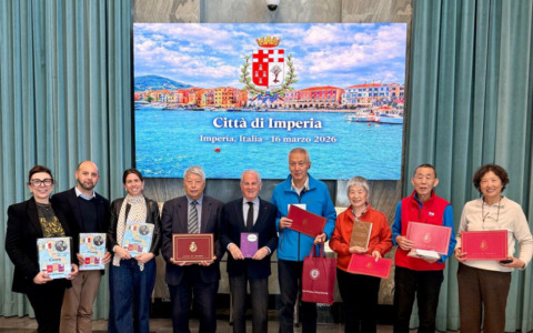 Famiglia appassionata del libro Cuore arriva a Imperia dalla Cina