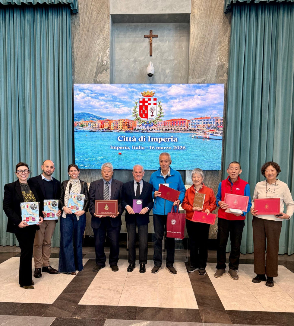 Famiglia appassionata del libro Cuore arriva a Imperia dalla Cina