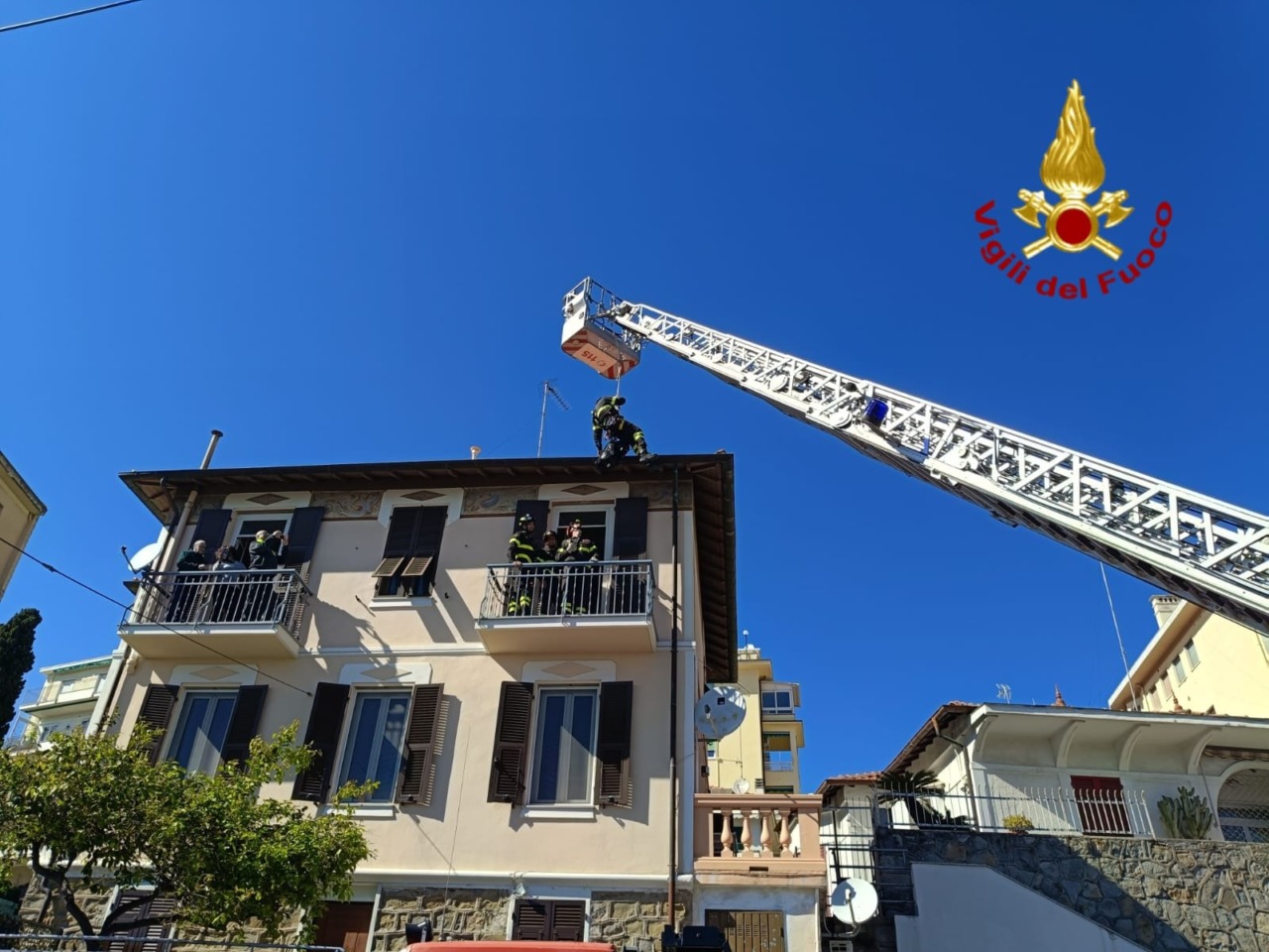 Donna colta da malore in casa a Sanremo, interviene l’autoscala di vigili del fuoco