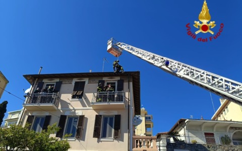 Donna colta da malore in casa a Sanremo, interviene l’autoscala di vigili del fuoco