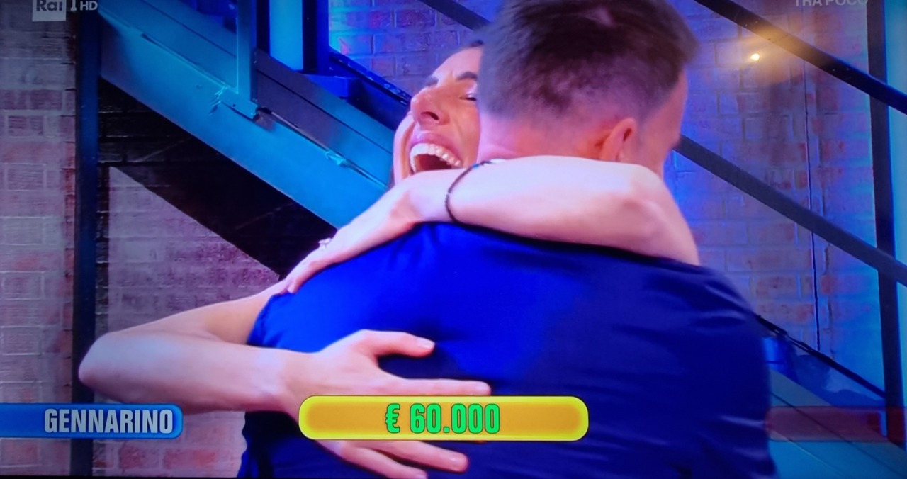 Il giorno di Giulia Emmolo ad Affari Tuoi. L’argento olimpico della pallanuoto gelata: cambia il pacco e aveva 300mila euro. Poi accetta l’offerta