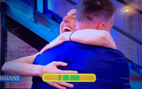 Il giorno di Giulia Emmolo ad Affari Tuoi. L’argento olimpico della pallanuoto gelata: cambia il pacco e aveva 300mila euro. Poi accetta l’offerta