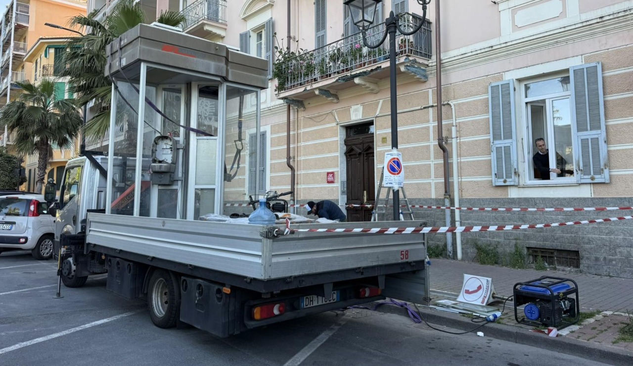 Via l’ultima cabina telefonica a Ventimiglia