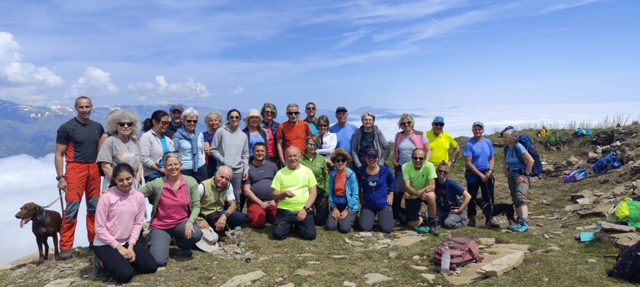 Baciati dal sole salendo al Monte Monega mentre la costa era avvolta dalla macaia