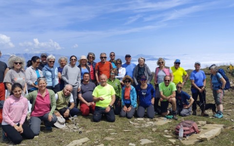 Baciati dal sole salendo al Monte Monega mentre la costa era avvolta dalla macaia