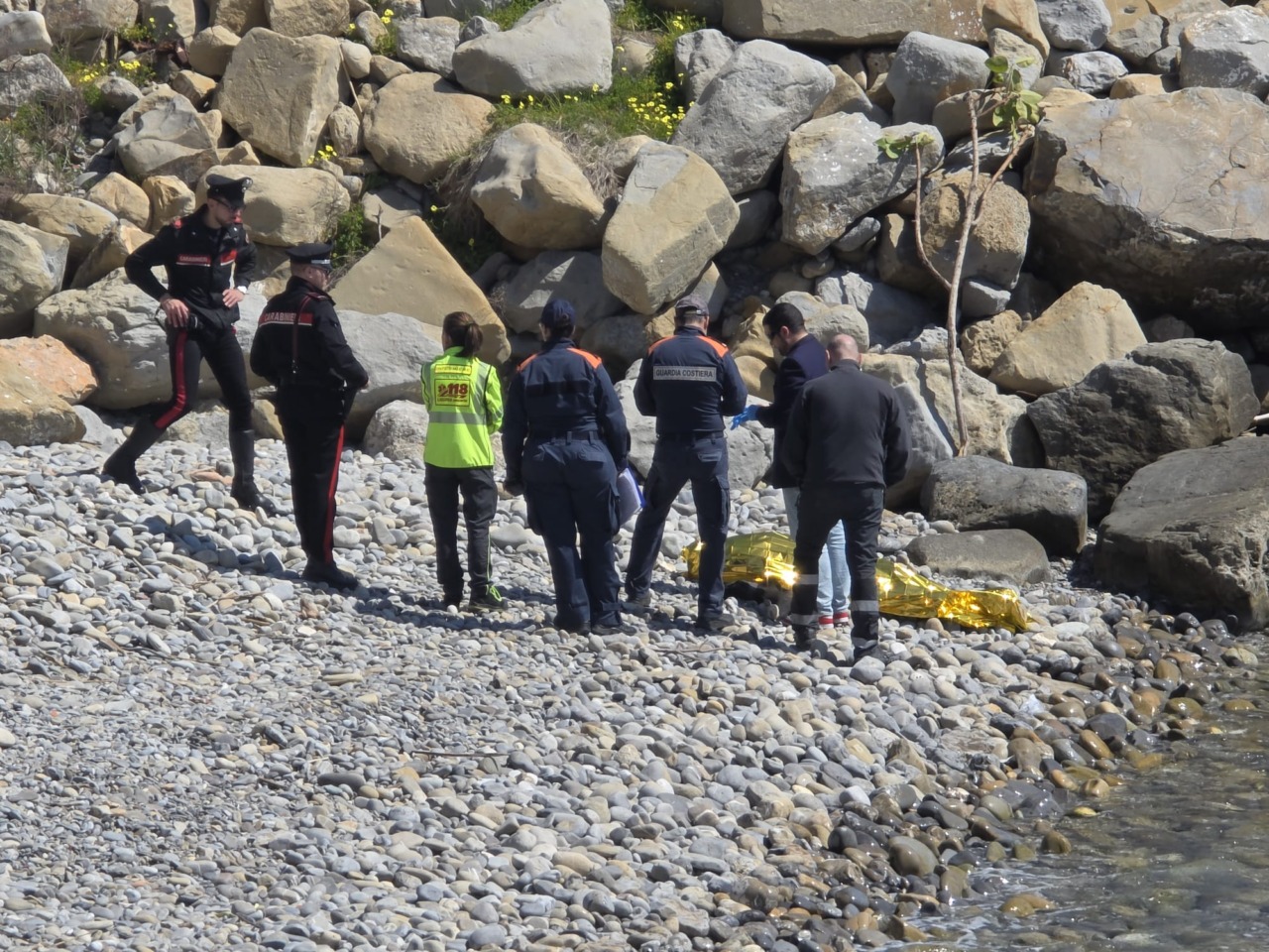 Pescatore sportivo trovato morto in mare a Bordighera
