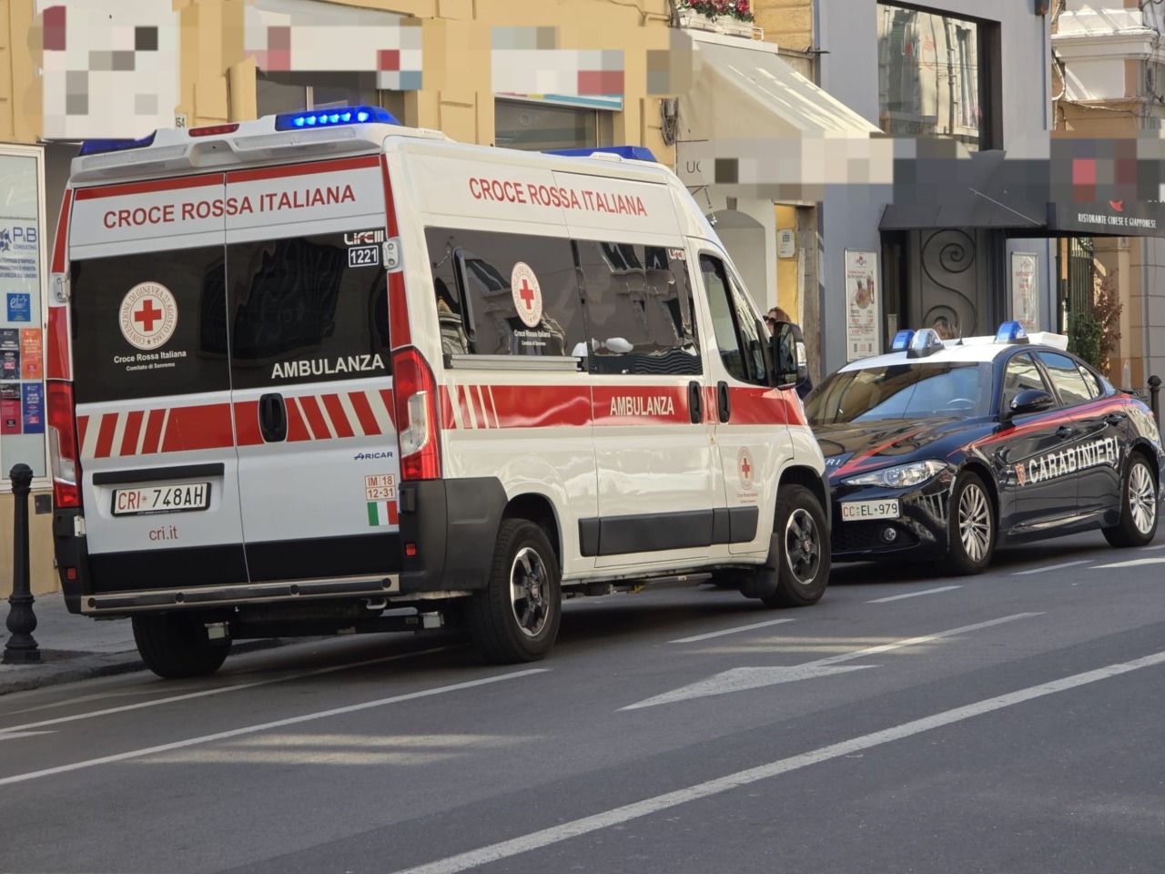 Uomo soccorso in centro a Sanremo, sul posto personale sanitario e Carabinieri