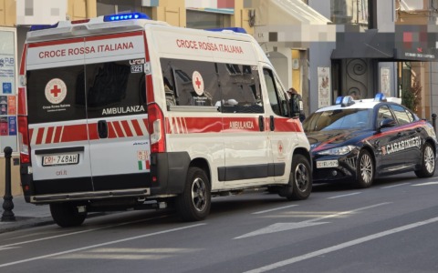 Uomo soccorso in centro a Sanremo, sul posto personale sanitario e Carabinieri