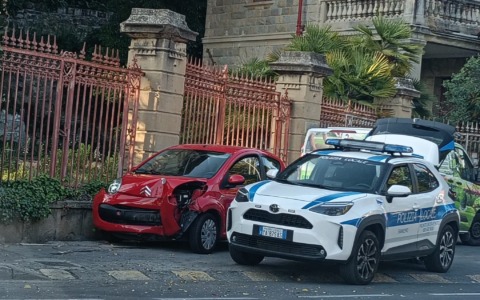 Anziano centra un albero con l’automobile
