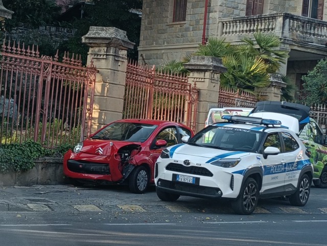 Anziano centra un albero con l’automobile