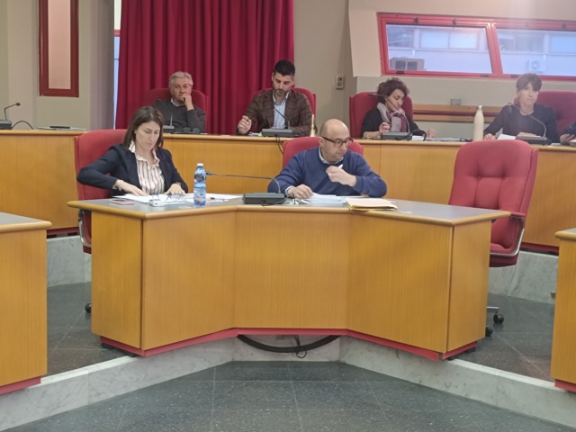 Taggia assegna le spiagge libere attrezzate ad Amaie Energia. Opposizione: “È contro la legge”