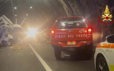 Incidente in galleria: due feriti tra le lamiere, chiusa la statale 28 al bivio per Cesio