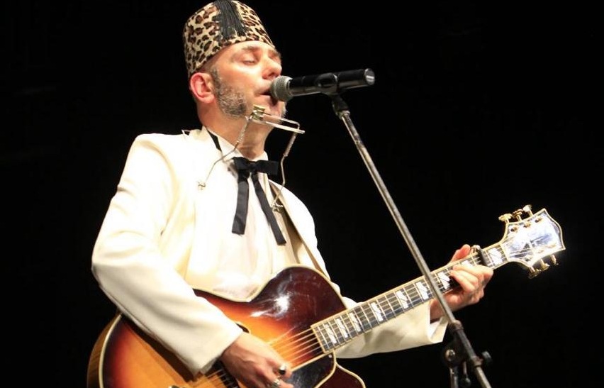 Le feste “techno” all’ex Salso degli studenti-velisti francesi ospiti dello Yacht club scatenano il dibattito. A provocarlo… un musicista