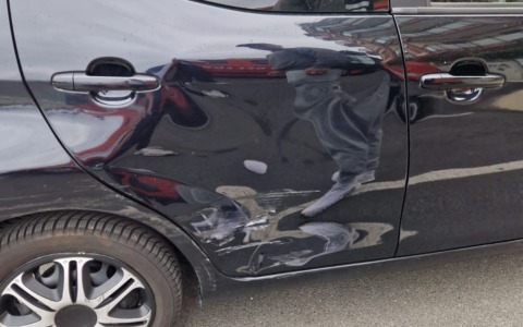 Sperona un’auto uscendo dal supermercato e si dà alla fuga in contromano: caccia a un’Audi nera