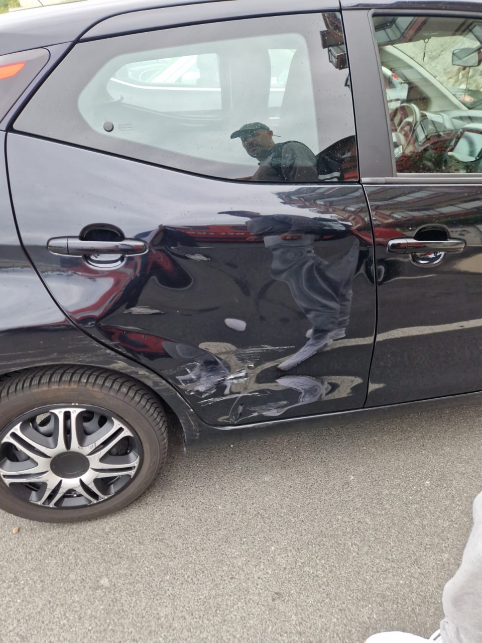 Sperona un’auto uscendo dal supermercato e si dà alla fuga in contromano: caccia a un’Audi nera