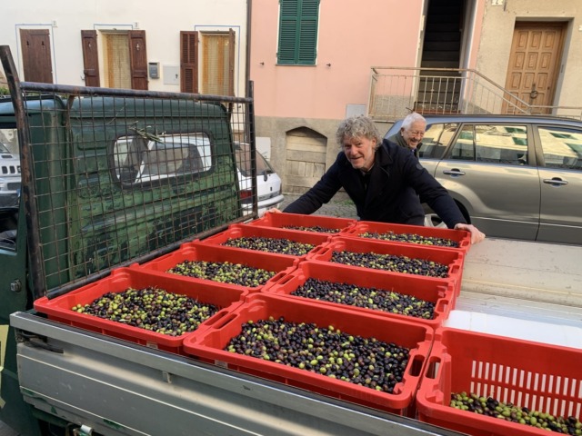 Un documentario sull’olio di montagna di Oliver Kamien a Bajardo