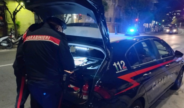 Fuggono dai Carabinieri con lo scooter. Folle inseguimento e arresto di due giovani