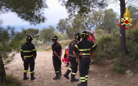 Cade con la bici durante una gara, il video del soccorso con l’elicottero