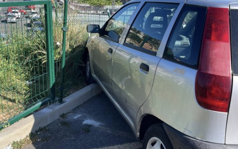 Posteggia l’auto senza il freno a mano e se ne va… e la vettura sfonda la recizione della nuova area cani