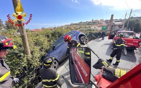 Mobilitazione di soccorsi per un’auto uscita di strada a Sanremo