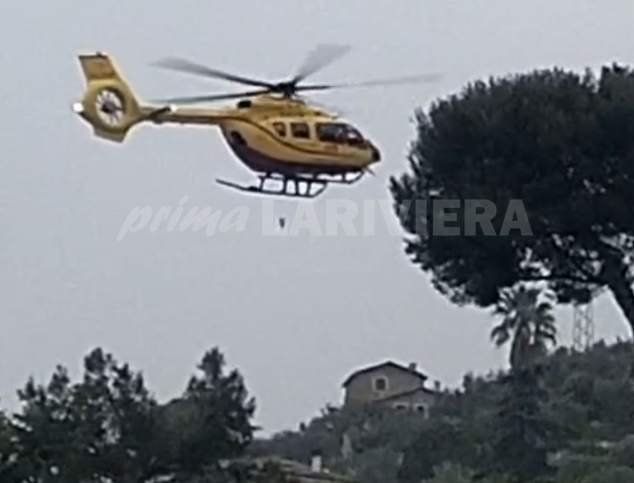 Si barrica in casa e minaccia di togliersi la vita, soccorritori si calano dall’elicottero