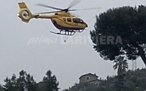 Si barrica in casa e minaccia di togliersi la vita, soccorritori si calano dall’elicottero