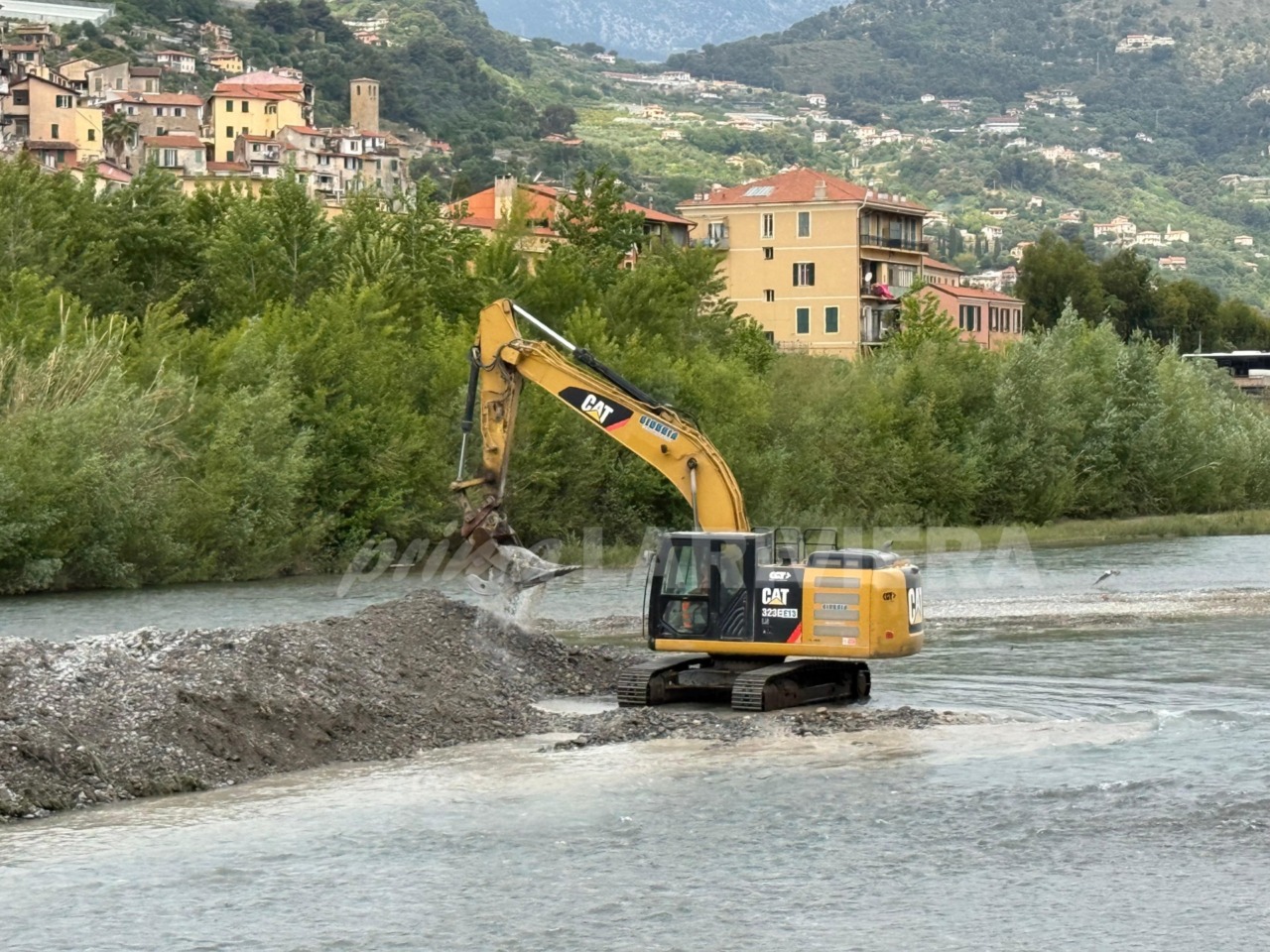 Le ruspe nel fiume Roja: i lavori della nuova passerella entrano nel vivo