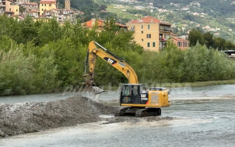 Le ruspe nel fiume Roja: i lavori della nuova passerella entrano nel vivo