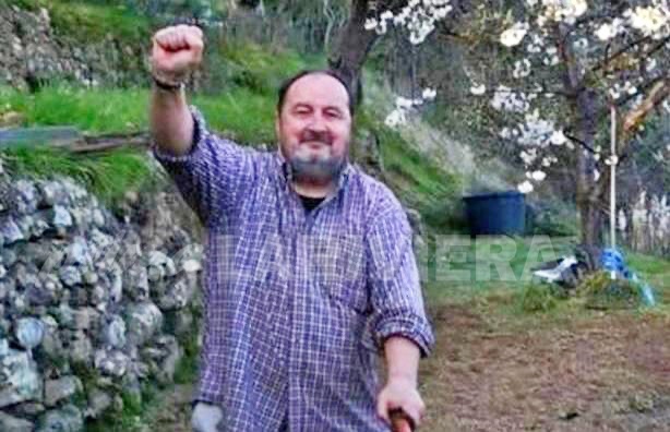 La foto social del sindaco Trutalli col pugno chiuso scatena il caso politico a Pigna