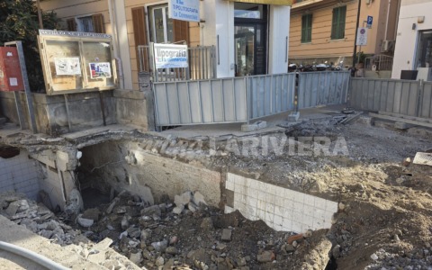 Dagli scavi della rotatoria di San Martino, riaffiorano dei bagni pubblici di cinquant’anni fa