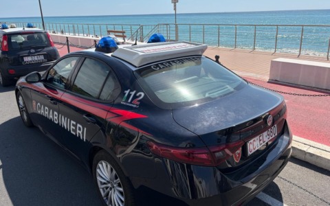 Strappa il telefono di mano a un uomo e si dà alla fuga. Bloccato e arrestato dai Carabinieri