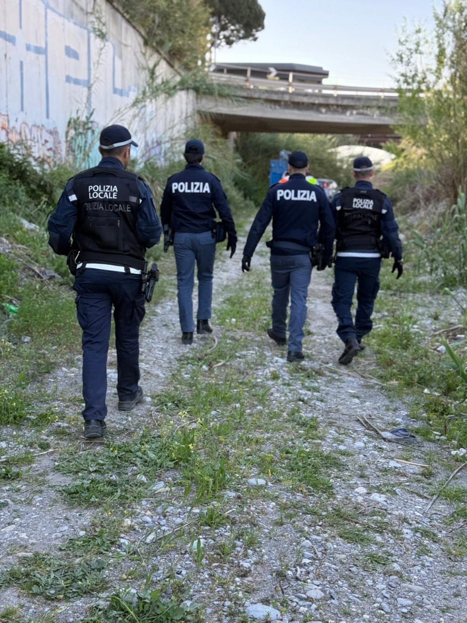 Polizia sgombera accampamento sul greto del Roja nei “fornici” del ponte