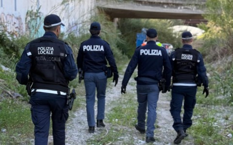 Polizia sgombera accampamento sul greto del Roja nei “fornici” del ponte